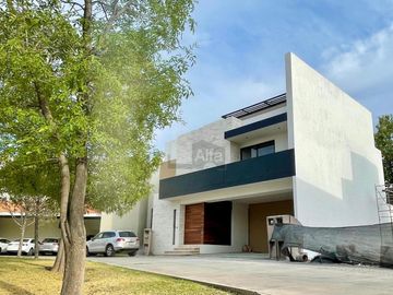 Residencia en venta en fraccionamiento exclusivo Sierra Azúl, San Luis Potosí