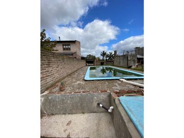 CASA con PILETA. vende o permuta