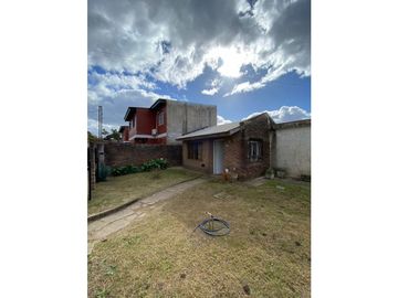 CASA con PILETA. vende o permuta