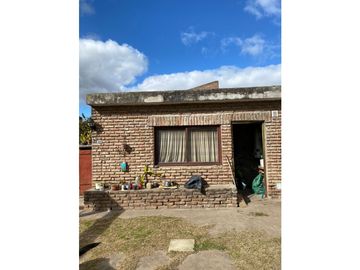 CASA con PILETA. vende o permuta