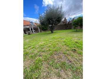CASA con PILETA. vende o permuta