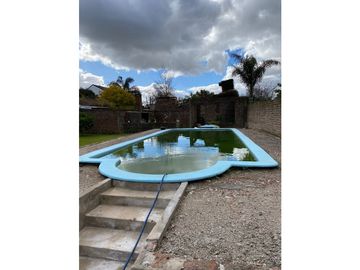 CASA con PILETA. vende o permuta