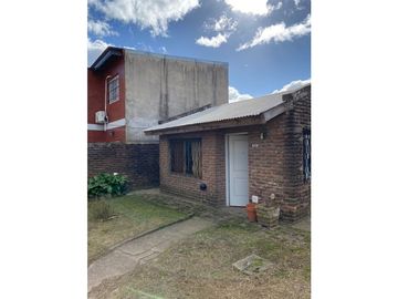 CASA con PILETA. vende o permuta