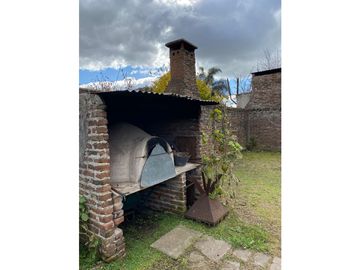 CASA con PILETA. vende o permuta