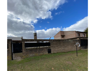 CASA con PILETA. vende o permuta