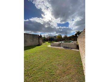 CASA con PILETA. vende o permuta