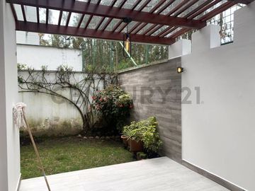 Vendo dpto 2 dormitorios con patio y pérgola Iñaquito Alto