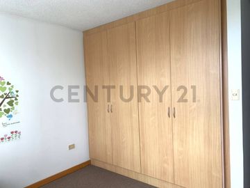 Vendo dpto 2 dormitorios con patio y pérgola Iñaquito Alto