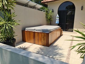 Exclusiva Residencia en Villas del Mesón, Gran Jardín, 4 Rec, Garage 6 Autos