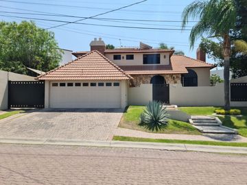 Exclusiva Residencia en Villas del Mesón, Gran Jardín, 4 Rec, Garage 6 Autos