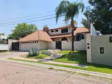 Exclusiva Residencia en Villas del Mesón, Gran Jardín, 4 Rec, Garage 6 Autos