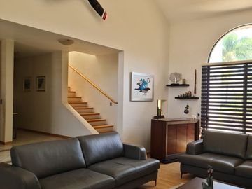 Exclusiva Residencia en Villas del Mesón, Gran Jardín, 4 Rec, Garage 6 Autos