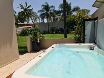 Exclusiva Residencia en Villas del Mesón, Gran Jardín, 4 Rec, Garage 6 Autos