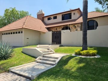 Exclusiva Residencia en Villas del Mesón, Gran Jardín, 4 Rec, Garage 6 Autos