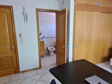 Exclusiva Residencia en Villas del Mesón, Gran Jardín, 4 Rec, Garage 6 Autos
