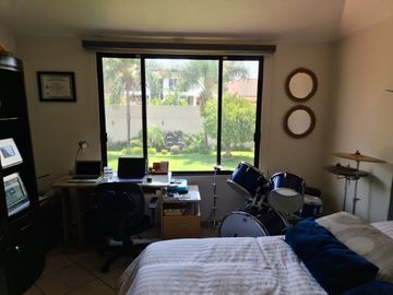 Exclusiva Residencia en Villas del Mesón, Gran Jardín, 4 Rec, Garage 6 Autos