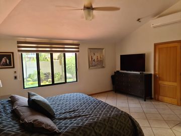 Exclusiva Residencia en Villas del Mesón, Gran Jardín, 4 Rec, Garage 6 Autos