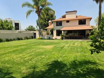 Exclusiva Residencia en Villas del Mesón, Gran Jardín, 4 Rec, Garage 6 Autos