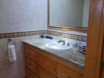 Exclusiva Residencia en Villas del Mesón, Gran Jardín, 4 Rec, Garage 6 Autos