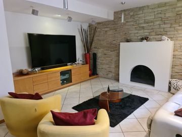 Exclusiva Residencia en Villas del Mesón, Gran Jardín, 4 Rec, Garage 6 Autos