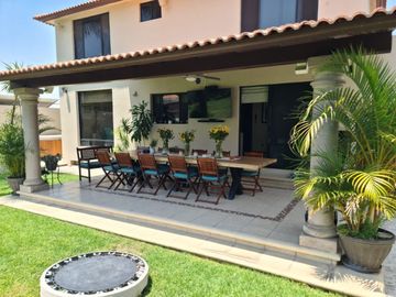 Exclusiva Residencia en Villas del Mesón, Gran Jardín, 4 Rec, Garage 6 Autos