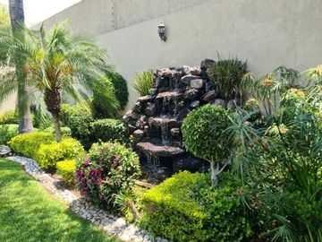 Exclusiva Residencia en Villas del Mesón, Gran Jardín, 4 Rec, Garage 6 Autos