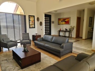 Exclusiva Residencia en Villas del Mesón, Gran Jardín, 4 Rec, Garage 6 Autos