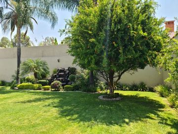 Exclusiva Residencia en Villas del Mesón, Gran Jardín, 4 Rec, Garage 6 Autos
