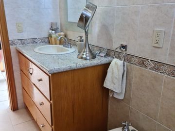 Exclusiva Residencia en Villas del Mesón, Gran Jardín, 4 Rec, Garage 6 Autos