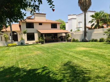 Exclusiva Residencia en Villas del Mesón, Gran Jardín, 4 Rec, Garage 6 Autos