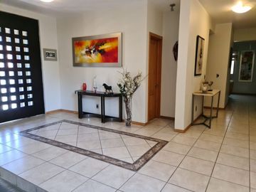 Exclusiva Residencia en Villas del Mesón, Gran Jardín, 4 Rec, Garage 6 Autos