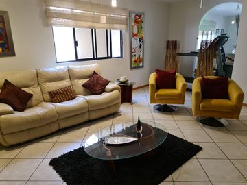 Exclusiva Residencia en Villas del Mesón, Gran Jardín, 4 Rec, Garage 6 Autos