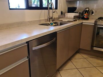Exclusiva Residencia en Villas del Mesón, Gran Jardín, 4 Rec, Garage 6 Autos