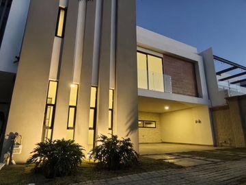 CASA EN VENTA PARQUE SANTIAGO LOMAS DE ANGELOPOLIS II