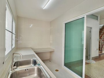 2 Bedroom Townhouse for sale at Baan Paparnakorn