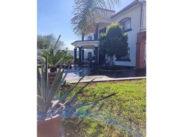 Casa en venta grande con alberca en San Juan Del Río 7 habitaciones 5