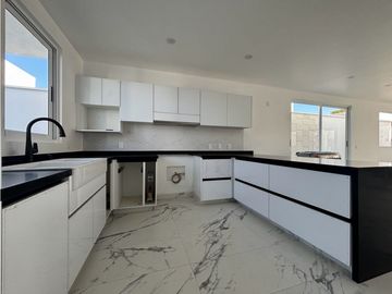 Casa en venta en San Juan Del Río en Santuaria 4 habitaciones