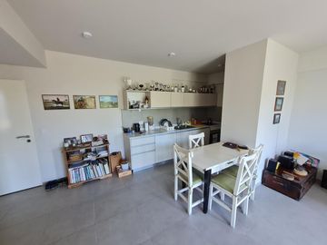 Venta Departamento 2 ambientes Muñiz. Excelente calidad, con vestidor y cocina integrada. Luminoso