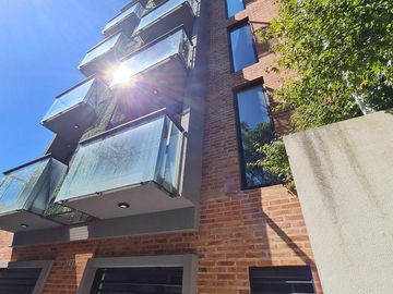 Venta Departamento 2 ambientes Muñiz. Excelente calidad, con vestidor y cocina integrada. Luminoso