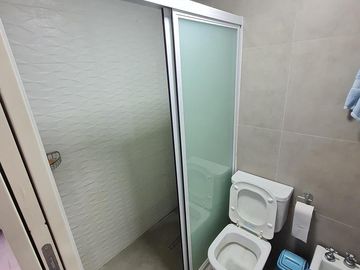 Venta Departamento 2 ambientes Muñiz. Excelente calidad, con vestidor y cocina integrada. Luminoso