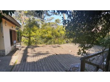 Venta Casa c/ quincho y cocheras!!! Todos los servicios!!!