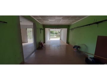 Venta Casa c/ quincho y cocheras!!! Todos los servicios!!!