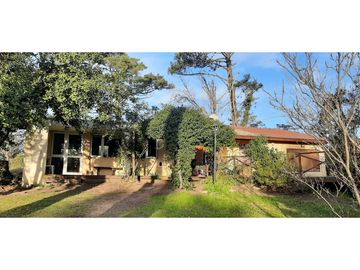 Venta Casa c/ quincho y cocheras!!! Todos los servicios!!!