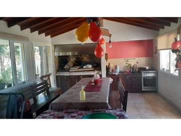 Venta Casa c/ quincho y cocheras!!! Todos los servicios!!!