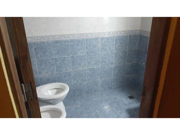 Venta Casa c/ quincho y cocheras!!! Todos los servicios!!!