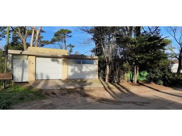 Venta Casa c/ quincho y cocheras!!! Todos los servicios!!!