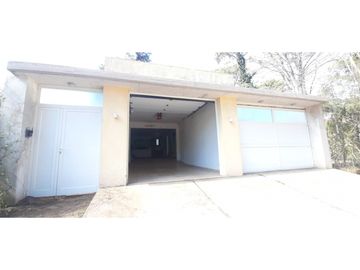 Venta Casa c/ quincho y cocheras!!! Todos los servicios!!!