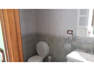 Venta Casa c/ quincho y cocheras!!! Todos los servicios!!!