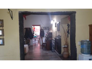Venta Casa c/ quincho y cocheras!!! Todos los servicios!!!