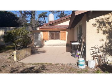 Venta Casa c/ quincho y cocheras!!! Todos los servicios!!!
